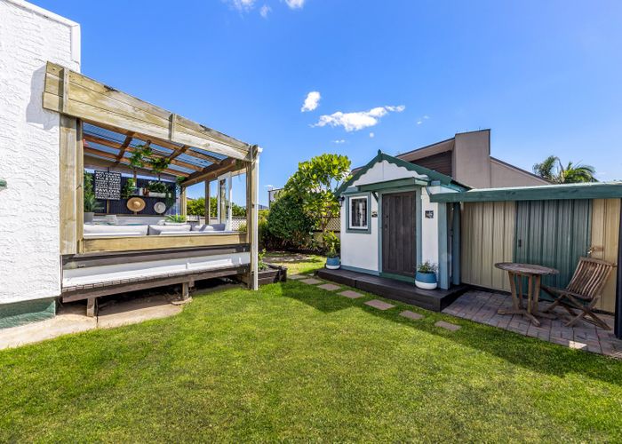  at 32 Dignan Street, Point Chevalier, Auckland