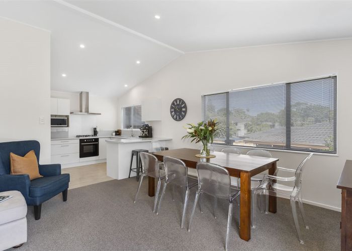  at 2/8 Wattle Street, New Lynn, Auckland