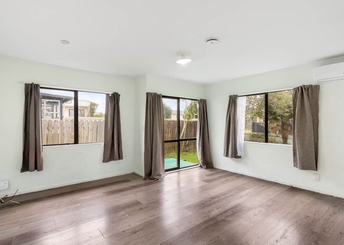  at 2/32 Maplesden Drive, Clendon Park, Manukau City, Auckland