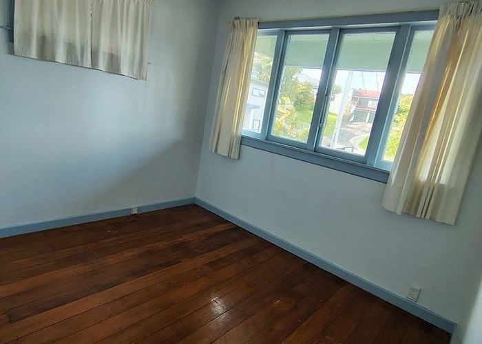  at 33 Hoskins Avenue, Hillsborough, Auckland