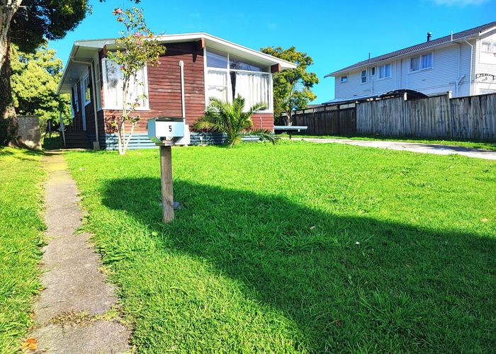  at 5 Barnfield Place, Glendene, Waitakere City, Auckland