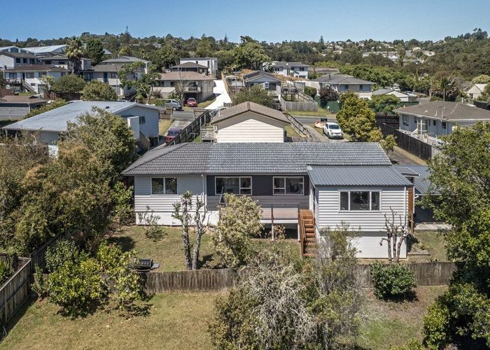  at 2/140 Lynn Road, Bayview, Auckland