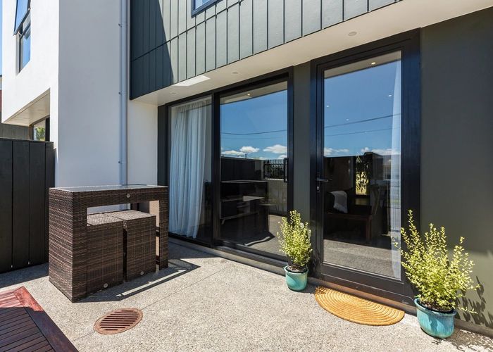  at 2/6 Oswald Crescent, Paparangi, Wellington
