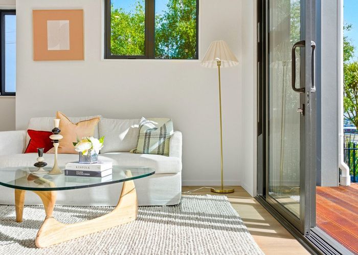  at 584 Beach Road, Rothesay Bay, North Shore City, Auckland