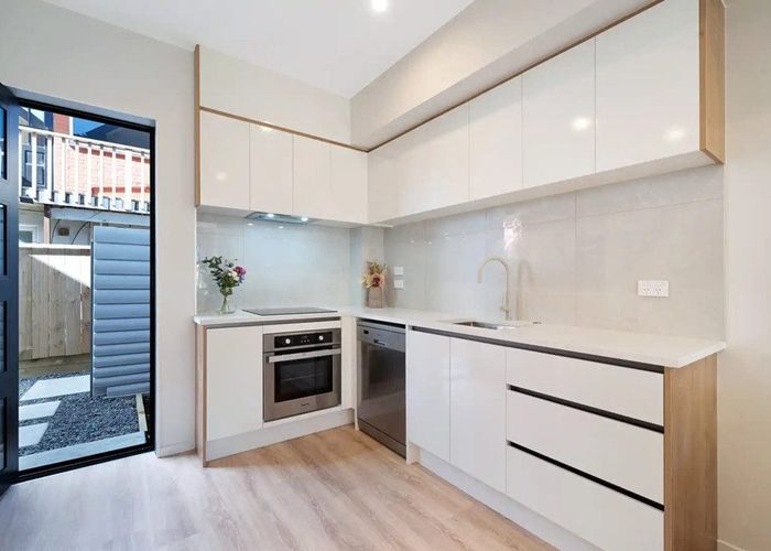  at 3/2A Mantra Road, Massey, Waitakere City, Auckland