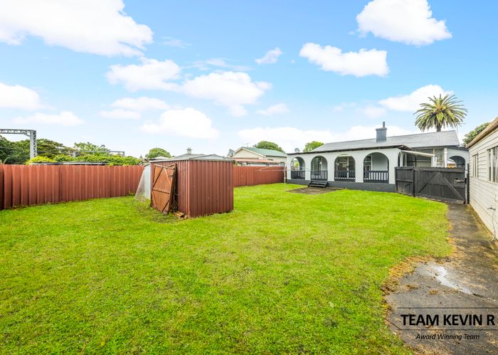  at 8 Rosella Road, Mangere East, Auckland