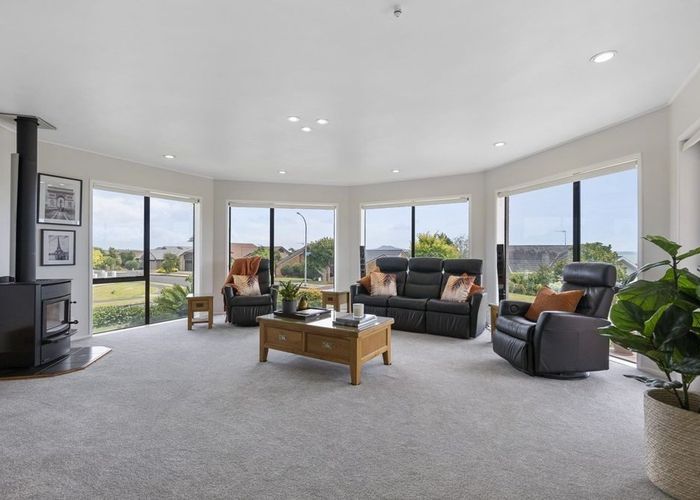  at 2 Gillard Place, Eastern Beach, Auckland