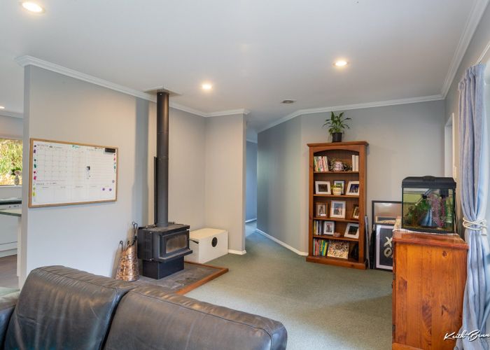  at 12 Hillside Drive, Maoribank, Upper Hutt