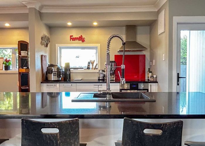  at 8 Deanwell Avenue, Deanwell, Hamilton