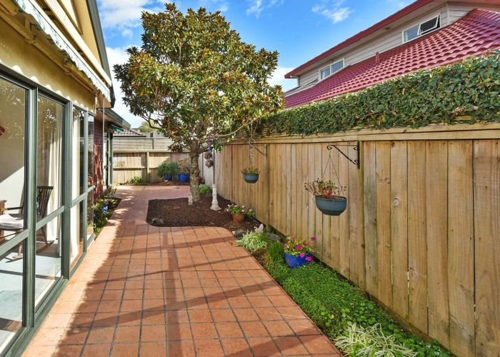  at 1/11 Pat O'Connor Place, The Gardens, Manukau City, Auckland