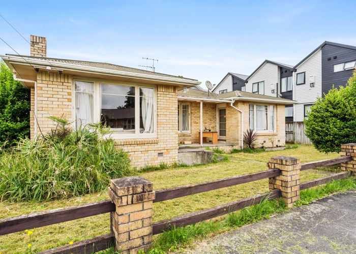  at 1 Inverness Avenue, Hamilton East, Hamilton