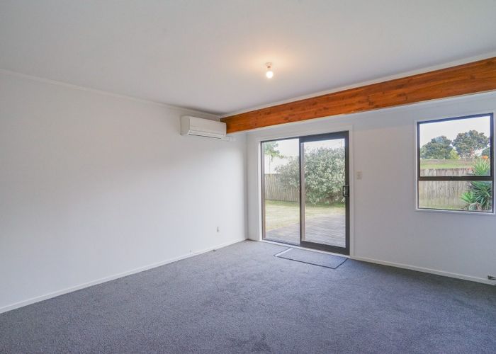  at 2/21 Gloaming Place, Conifer Grove, Papakura, Auckland