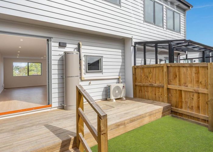  at 49D Oaktree Avenue, Browns Bay, Auckland