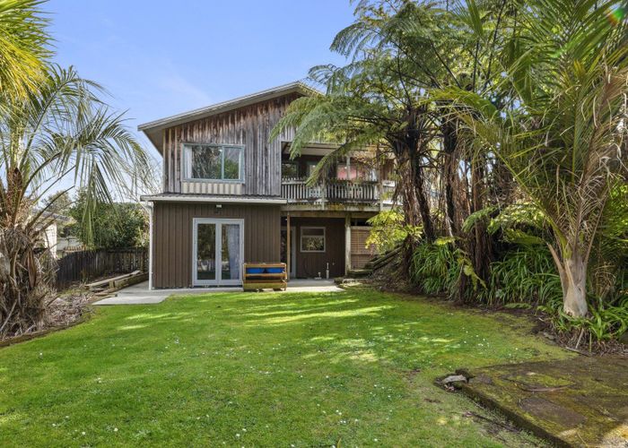  at 39 Carlton Terrace, Westown, New Plymouth
