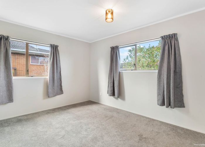  at 2/72 Onewa Road, Northcote Point, Auckland