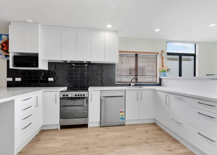  at 16 Calypso Place, Rothesay Bay, Auckland