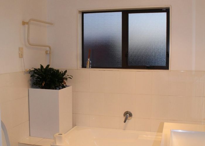  at 38 Glenveagh Park Drive, Weymouth, Manukau City, Auckland
