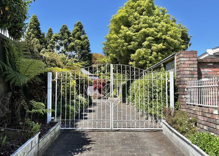  at 100 Chelsea View Drive, Chatswood, Auckland