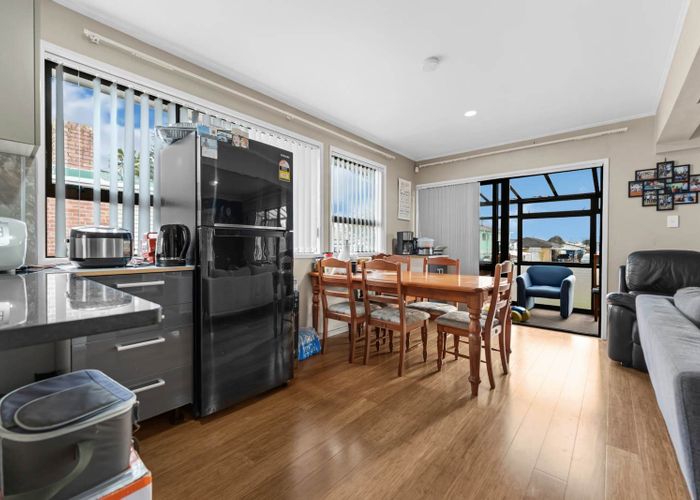  at 8 Barrie Avenue, Papatoetoe, Manukau City, Auckland