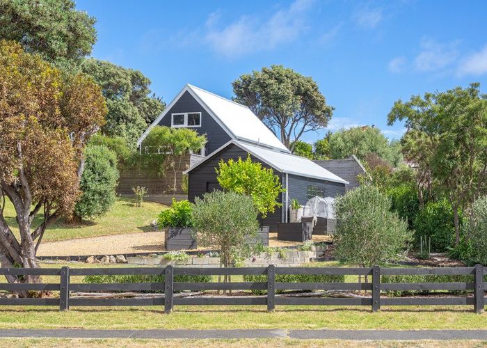  at 33 William Street, Waikanae Beach, Waikanae