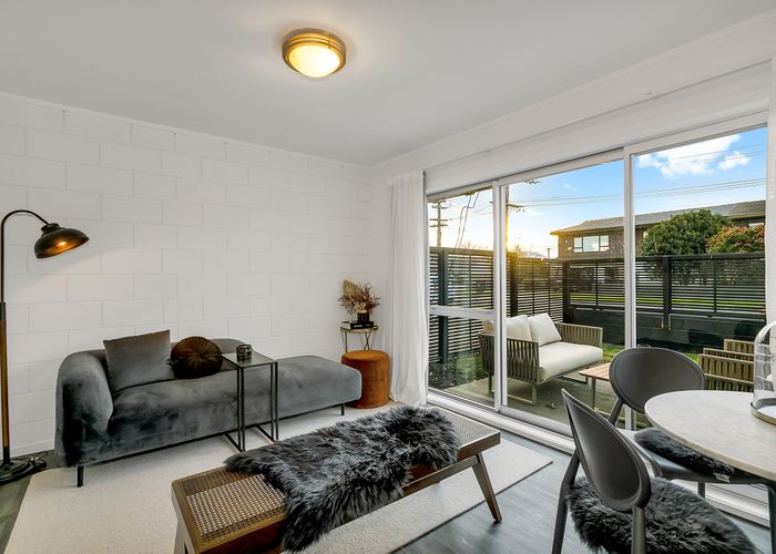  at 2/303 Point Chevalier Road, Point Chevalier, Auckland