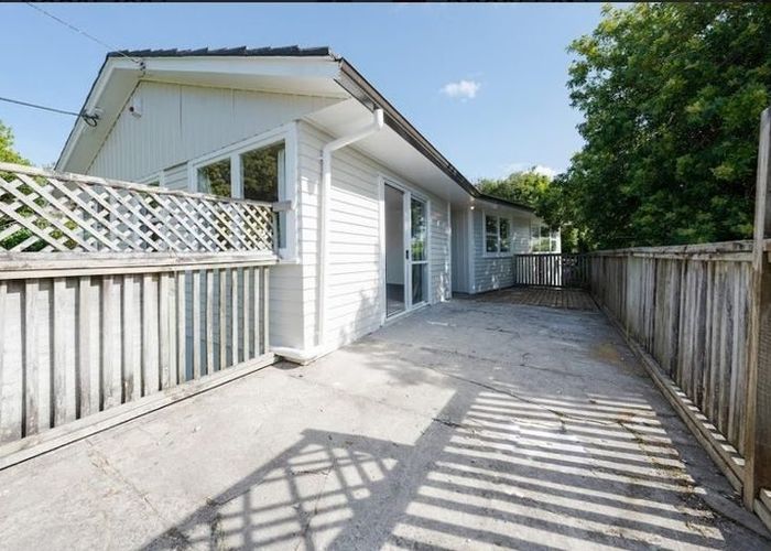 at 28 Robert Burke Pl, Henderson, Waitakere City, Auckland