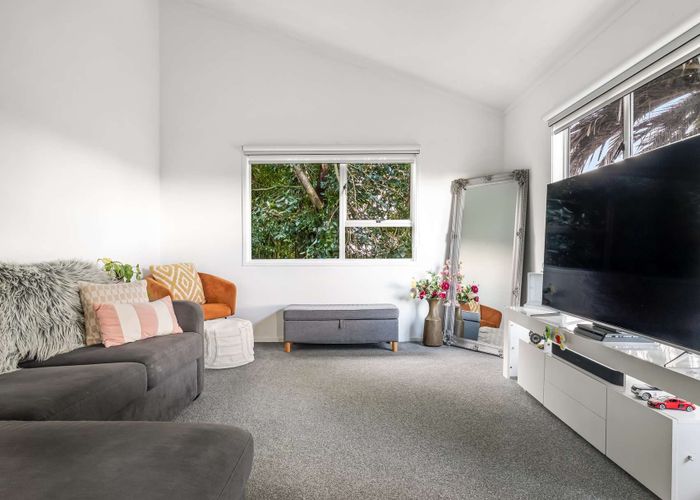  at 11 Beaudine Avenue, Glenfield, North Shore City, Auckland