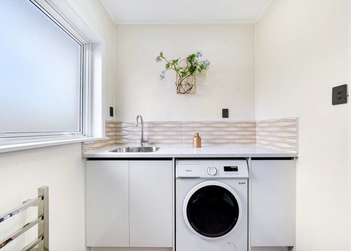  at 2/49 Clendon Avenue, Papatoetoe, Auckland