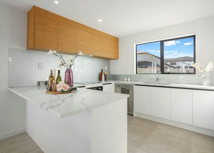  at 2/10 Alan Avenue, Henderson, Waitakere City, Auckland