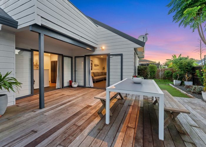  at 2/8 Phillip Parade, Forrest Hill, North Shore City, Auckland