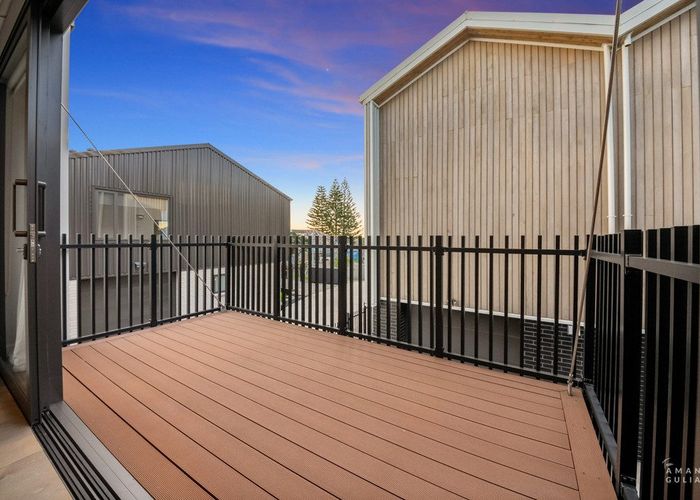  at 4/98 Walker Road, Point Chevalier, Auckland City, Auckland