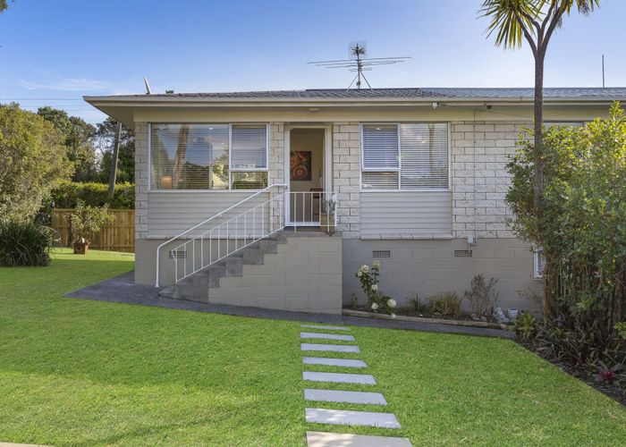  at 2/70 Cliff View Drive, Green Bay, Auckland