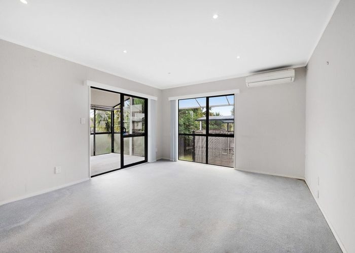  at 1/86 Aviemore Drive, Highland Park, Auckland