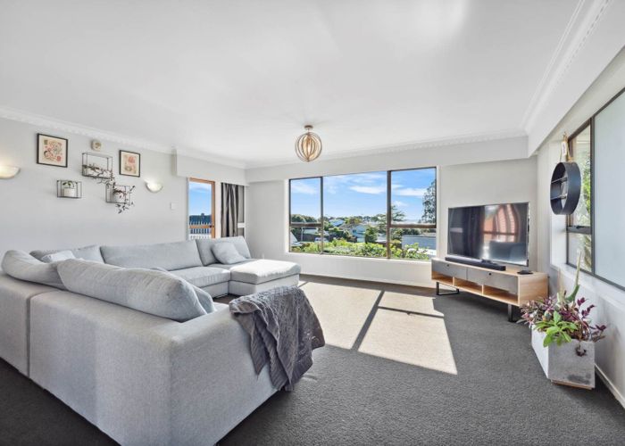  at 8 Ian Place, Glendene, Waitakere City, Auckland