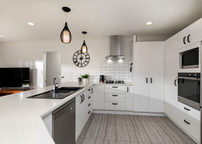  at 27 Summerland Drive, Henderson, Auckland