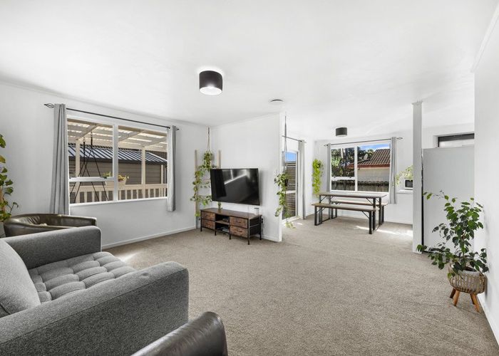  at 2/212 Waitemata Drive, Ranui, Waitakere City, Auckland