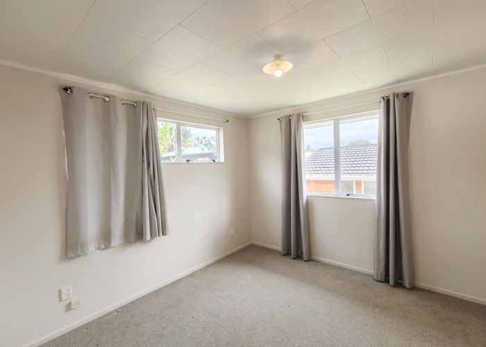  at 1/127 Spinella Drive, Glenfield, North Shore City, Auckland