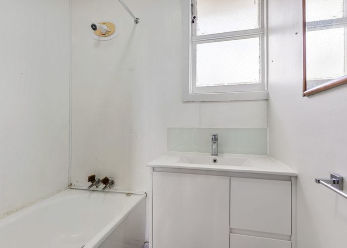  at 2/214 Campbell Road, Greenlane, Auckland City, Auckland