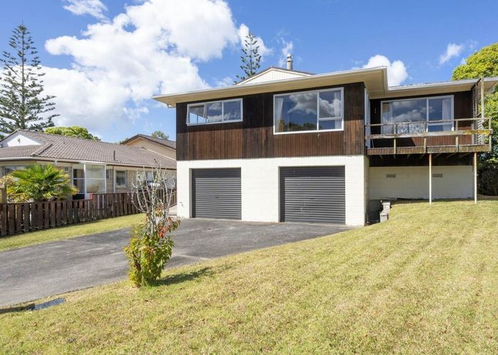  at 7 Jenelin Road, Glendene, Auckland