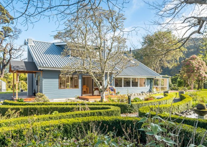  at 61 Twin Lakes Road, Te Marua, Upper Hutt