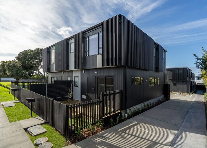  at 2/75 McAnnalley Street, Manurewa East, Auckland