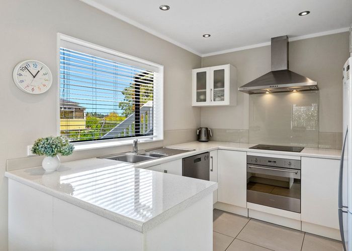  at 2/13 Heather Place, Sunnynook, Auckland