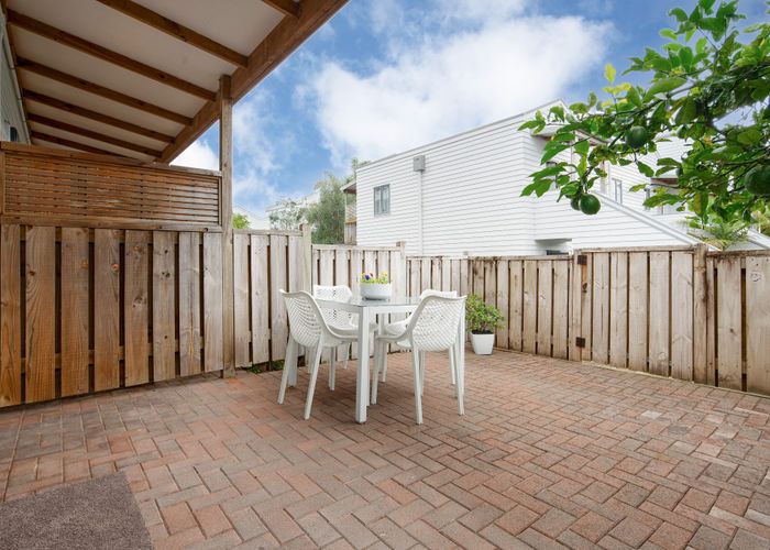  at 42/8 Carolina Place, Albany, North Shore City, Auckland