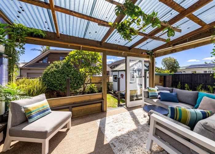  at 32 Dignan Street, Point Chevalier, Auckland