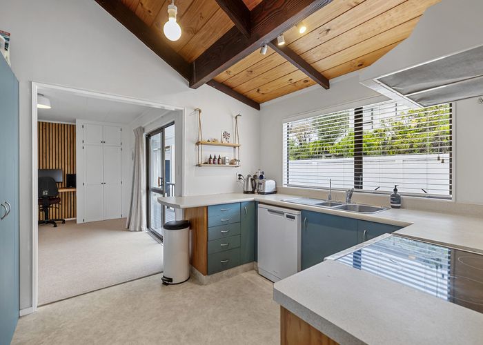  at 7 Caledonia Place, Highlands Park, New Plymouth