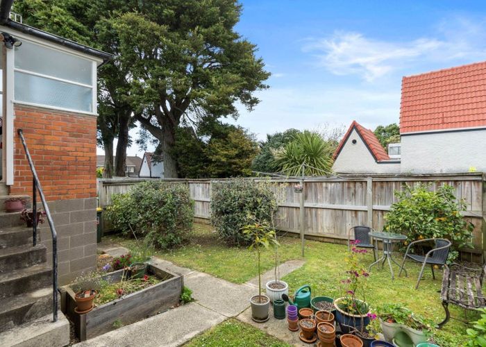  at 2/21 Ellen Avenue, Hillcrest, Auckland