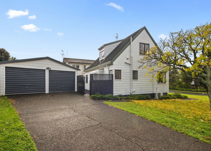  at 2/6 Gosford Drive, Botany Downs, Auckland