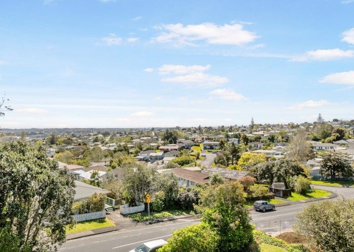  at 84 Awaroa Road, Sunnyvale, Auckland