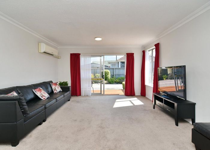  at 2/11 Tuckers Road, Redwood, Christchurch