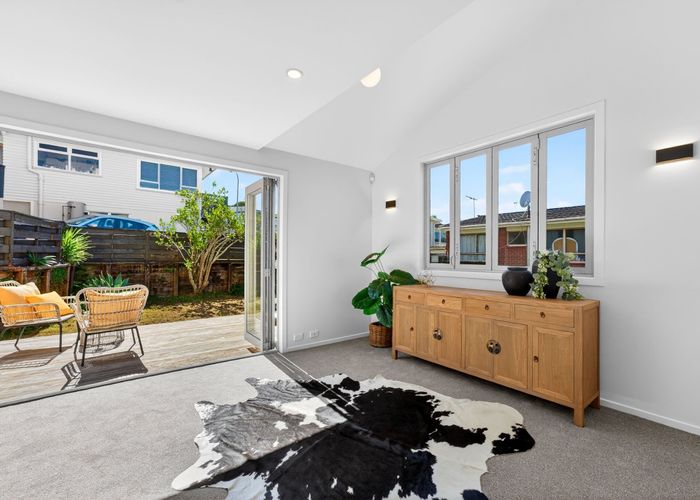  at 2/10 Windsor Place, Mairangi Bay, North Shore City, Auckland